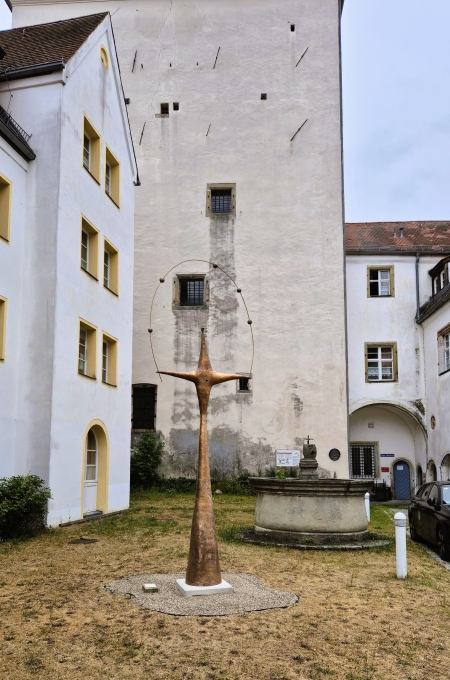 Große Jongleurin, Schloßhof in Wörth an der Donau