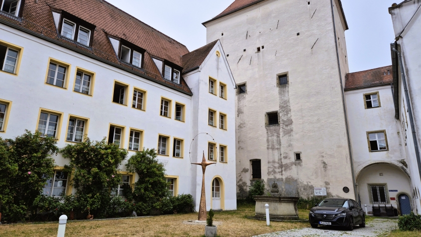 Große Jongleurin, Schloßhof in Wörth an der Donau
